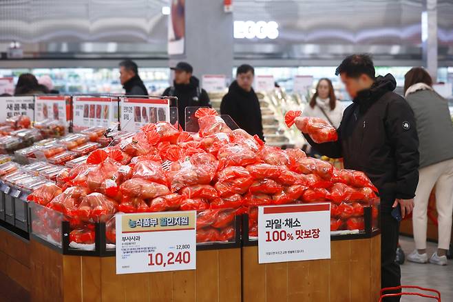 지난 2월 12일 서울의 한 대형마트 과일 판매대. 지난 2월 4일 통계청 국가통계포털에 따르면 1월 농축수산물 소비자물가지수는 122.71로 지난해 같은 달 대비 8.0% 올랐다. 과일 품목별 상승률은 사과 56.8%, 복숭아 48.1%, 배 41.2%, 귤 39.8%, 감 39.7%, 밤 7.3% 순이었다. 연합뉴스