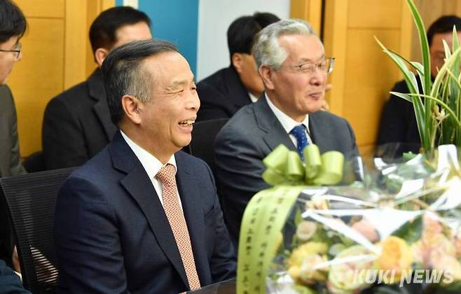 23일 오전 킹덤 프리칭 아카데미 설립예배 후 한진환 원장을 비롯해 참석자들이 제자목사의 재치 넘치는 감사 인사에 밝은 표정을 짓고 있다.