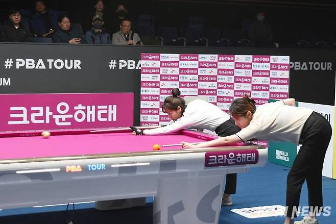 24일 오후 2시 고양 킨텍스 PBA 스타디움에서 크라운해태 LPBA 챔피언십 2024 8강전 첫 번째 경기가 김민영-김민아 대결로 시작됐다. 사진=이영재 기자