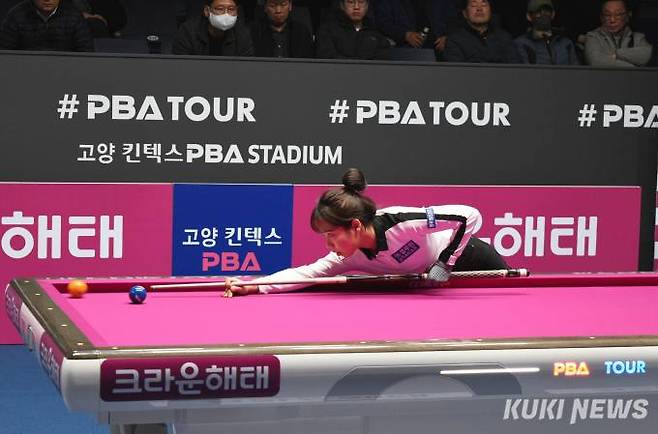 24일 오후 2시 고양 킨텍스 PBA 스타디움에서 크라운해태 LPBA 챔피언십 2024 8강전 첫 번째 경기가 김민영-김민아 대결로 시작됐다. 사진=이영재 기자