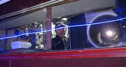 고재서 동광극장 대표가 다음 상영 시간 관객을 기다리며 상영관 내부 사운드를 조절하고 있다. 조주현기자