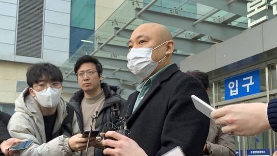 ▲웹툰 작가 주호민씨가 지난 1일 오전 수원지방법원에서 열린 주 씨의 자녀를 정서적으로 학대한 혐의로 기소된 특수교사 A씨 1심 선고 공판이 끝난 후 취재진 질문에 답하고 있다. 사진=윤유경 기자