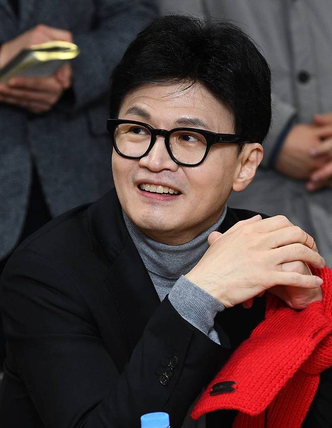 [인천=뉴시스] 전진환 기자 = 한동훈 국민의힘 비상대책위원장이 23일 오후 인천 계양구 계양산전통시장을 찾아 상인회와 간담회를 갖고 있다. (공동취재) 2024.02.23.