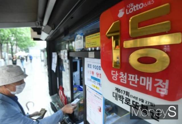 24일 동행복권 복권통합포털에 따르면 제1108회 추첨 결과 1등 당첨번호가 '7·19·26·37·39·44' 보너스 번호는 '27'로 결정됐다. /사진=장동규 기자