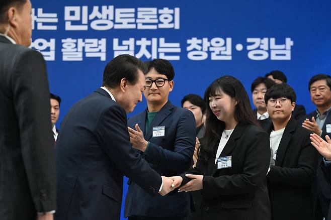 윤석열 대통령이 22일 경남 창원시 경남도청에서 '다시 뛰는 원전산업 활력 넘치는 창원·경남'을 주제로 열린 열네 번째 '국민과 함께하는 민생토론회'에 입장하며 참석자와 악수하고 있다. [연합]