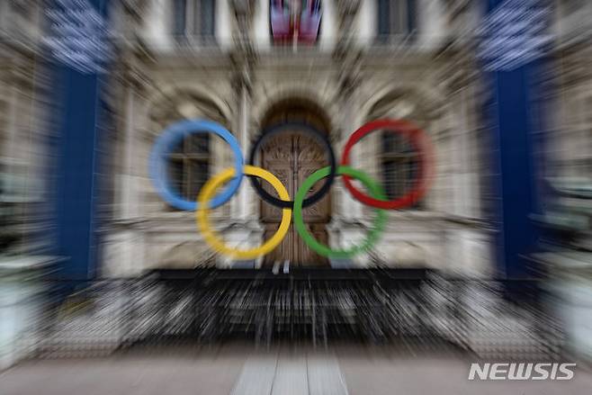 [파리=AP/뉴시스] 2024 파리올림픽 개최를 앞둔 프랑스 수도 파리의 시청사 앞에 지난해 4월30일(현지시간) 오륜기 조형물이 설치돼 있다. 2024.01.11.