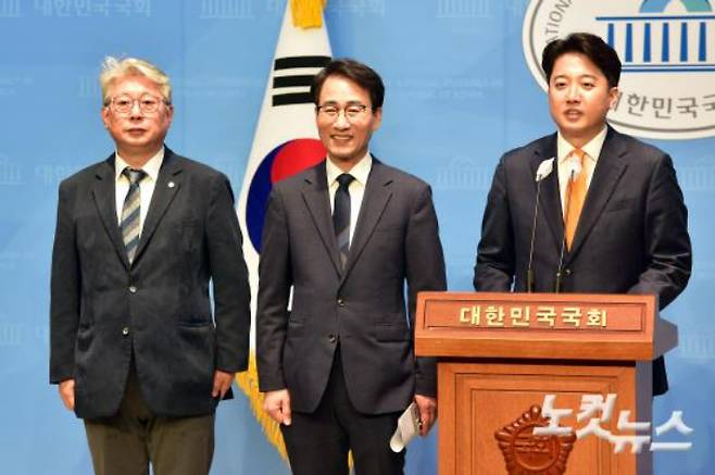 개혁신당 이준석(오른쪽) 대표가 지난 13일 국회 소통관에서 개혁신당에 합류한 이원욱(가운데), 조응천 의원의 22대 총선 출마 기자회견에 앞서 발언을 하고 있다. 윤창원 기자