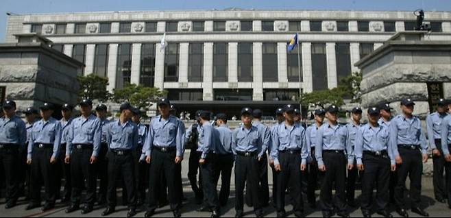 2004년 5월14일 노무현 당시 대통령 탄핵심판 사건 선고를 앞두고 헌법재판소 정문 앞에 경찰력이 배치돼 삼엄한 경계를 펴고 있다. 세계일보 자료사진