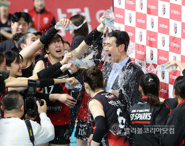 정관장 승리, 고희진감독에게 축하 물 세레모니.