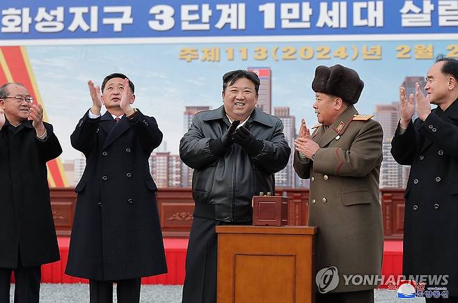 북한, 평양 화성지구 3단계 살림집건설 착공식 진행 (평양 조선중앙통신=연합뉴스) 북한 김정은 국무위원장이 참석한 가운데 평양시 1만세대 살림집건설 사업인 3단계 건설착공식이 23일에 진행됐다고 조선중앙통신이 24일 보도했다.2024.2.24 
    [국내에서만 사용가능. 재배포 금지. For Use Only in the Republic of Korea. No Redistribution] nkphoto@yna.co.kr