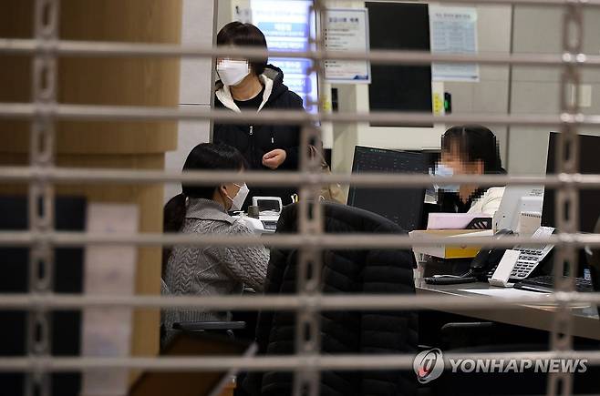 퇴원 수속 밟은 환자 보호자들  (대전=연합뉴스) 이주형 기자 = 24일 오전 대전권 상급종합병원인 충남대병원 외래 접수창구가 창구가 폐쇄된 가운데, 퇴원 환자 보호자들이 퇴원 수속을 밟고 있다. 2024.2.24 coolee@yna.co.kr