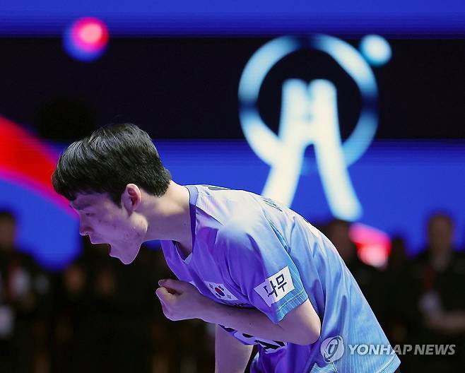 기세 좋은 장우진 (부산=연합뉴스) 손형주 기자 = 24일 오후 부산 해운대구 벡스코에서 열린 BNK부산은행 2024부산세계탁구선수권대회 남자 4강전 한국과 중국의 경기. 1단식에서 장우진이 세계랭킹 2위 왕추친을 상대로 득점에 성공한 뒤 기뻐하고 있다. 경기는 중국이 3대2로 승리했다. 한국은 이번대회 동메달을 획득했다. 2024.2.24 handbrother@yna.co.kr