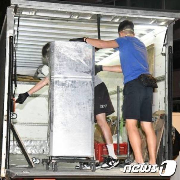 2023년 2월 24일 홍콩 경찰이 애비 초이 토막 시신 일부인 다리가 들어 있는 냉장고를 옮기고 있다. (SNS 갈무리) ⓒ 뉴스1
