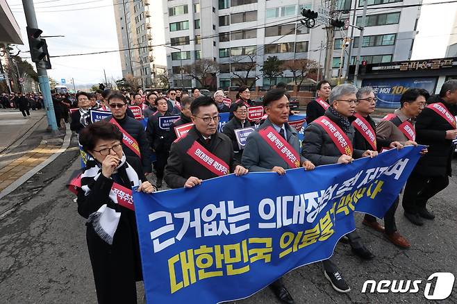 정부의 의과대학 입학 정원 확대 정책에 반대하는 대한의사협회(의협) 산하 전국 16개 시·도 의사들이 25일 오후 서울 용산구 의협회관에서 용산 대통령실을 향해 행진하고 있다. 2024.2.25/뉴스1 ⓒ News1 민경석 기자