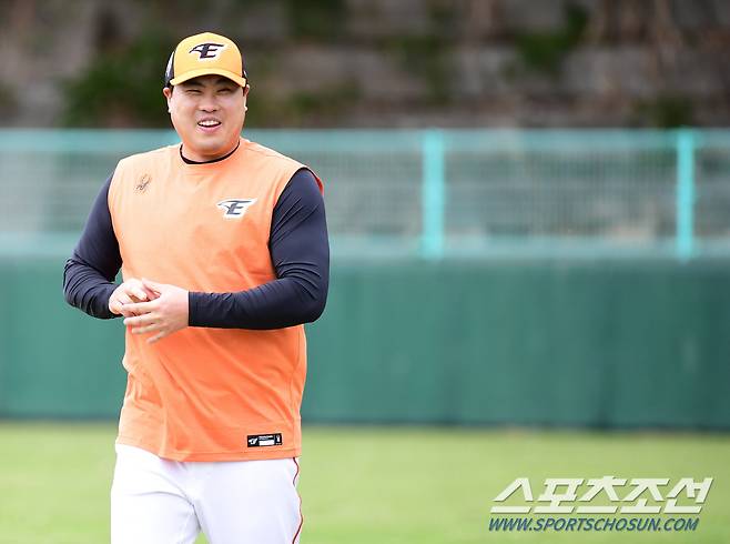 23일 한화 이글스 선수단이 일본 오키나와 고친다 구장에서 훈련했다. 캠프에 합류한 류현진이 몸을 풀고 있다. 오키나와(일본)=송정헌 기자songs@sportschosun.com/2024.02.23/