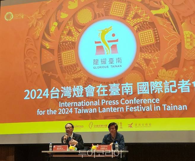 오늘(24일) 점등식에 앞서 진행된 기자간담회세어 질의응답을 하고 있다.&nbsp;