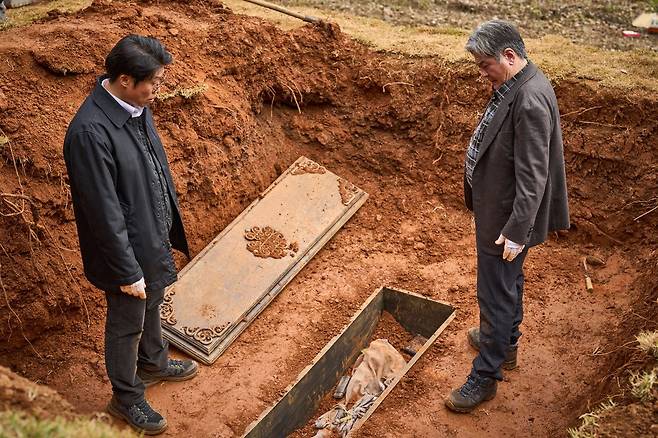 영화 '파묘'의 한 장면. 풍수사 상덕(최민식)과 장의사 영근(유해진)이 이장을 위해 관을 열었다. /쇼박스