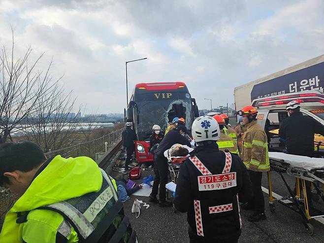 25일 오후 경부고속도로 안성 부근에서 발생한 교통사고로 관광버스 탑승객 2명이 숨지고 13명이 다치는 사고가 발생했다. /경기도소방재난본부 제공
