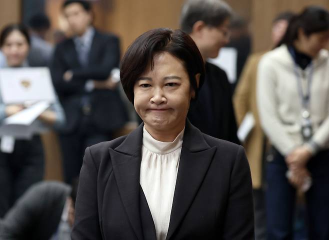 이수진 더불어민주당 의원이 22일 오후 서울 여의도 국회 소통관에서 탈당 기자회견을 하기 위해 회견장에 들어서고 있다. /뉴스1