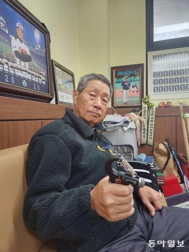 김성근 감독은 인터뷰 내내 악력기를 손에서 놓지 않았다. 펑고를 치기 위해서는 손아귀 힘이 떨어져선 안 된다는 게 이유였다. 성남=이헌재 기자 uni@donga.com