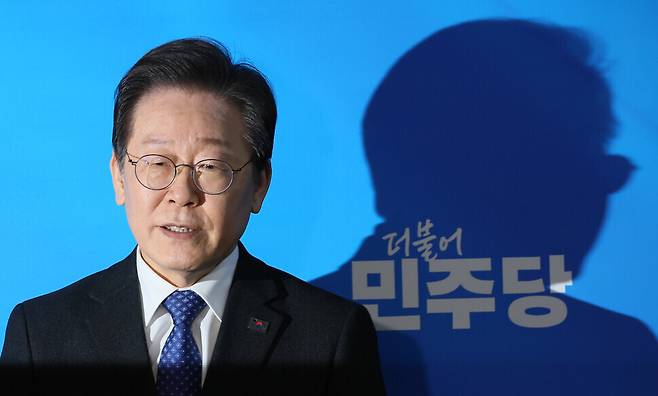 이재명 더불어민주당 대표가 지난 22일 국회 당대표실 앞에서 취재진의 질문에 답하고 있다. 연합뉴스