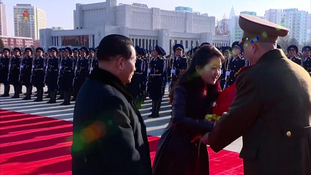 김정은 북한 국무위원장의 딸 주애가 조선인민군 창건(건군절) 76주년을 맞아 8일 국방성을 축하 방문해 꽃다발을 받고 있다. 조선중앙TV 캡처