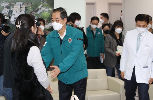 전공의 파업이 이어지는 가운데 25일 오후 한덕수 국무총리가 경기 성남시 분당구 국군수도병원을 방문, 민간인 중환자 가족들을 격려하고 있다. 뉴스1