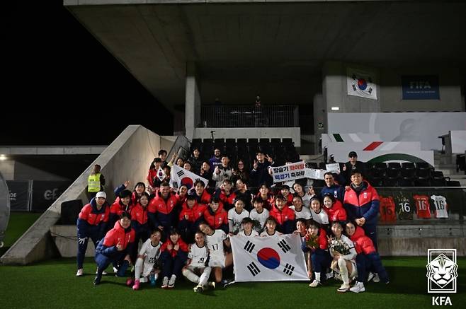 대한민국 여자축구대표팀이 25일 포르투갈 리스본의 풋볼시티에서 열린 체코와의 유럽 평가전에서 2-1로 승리한 뒤 기념 사진을 촬영하고 있다. 사진=대한축구협회