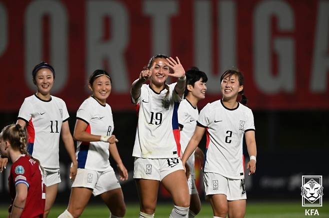 대한민국 여자축구대표팀 케이시 유진 페어가 이 25일 포르투갈 리스본의 풋볼시티에서 열린 체코와의 유럽 평가전에서 골을 넣은 뒤 세리머니하고 있다. 사진=대한축구협회