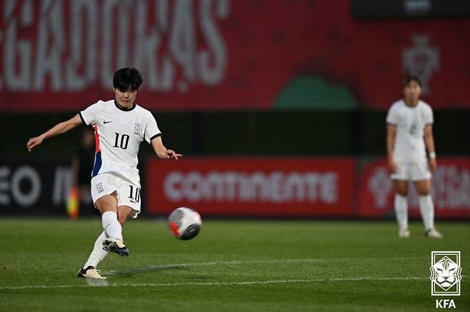 대한민국 여자축구대표팀 지소연이 25일 포르투갈 리스본의 풋볼시티에서 열린 체코와의 유럽 평가전에서 프리킥을 차고 있다. 사진=대한축구협회