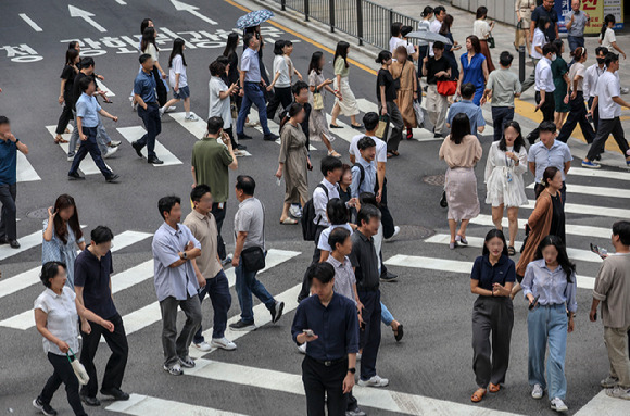 서울 종로구 소재 직장에 다니는 근로자의 평균 급여가 420만원대를 기록하며 전국 근로자 중 가장 높은 것으로 나타났다. 사진은 서울 중구 서울시청 인근에서 직장인들이 이동하는 모습. [사진=뉴시스]