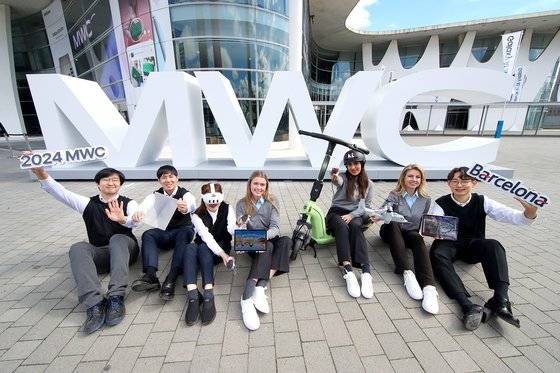 행사장 인근에서 참가 직원들이 KT 전시 아이템을 소개하는 모습. KT