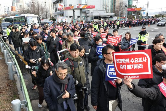 정부의 의과대학 입학 정원 확대 정책에 반대하는 대한의사협회(의협) 산하 전국 16개 시·도 의사들이 25일 오후 서울 용산구 의협회관에서 용산 대통령실을 향해 행진하고 있다. 뉴스1