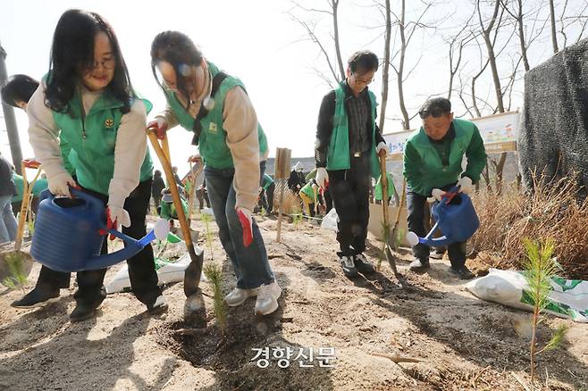 서울 성북구 삼청각에서 지난해 3월 30일 열린 나무 심기 행사에서 참석자들이 나무를 심고 있다. 한수빈 기자