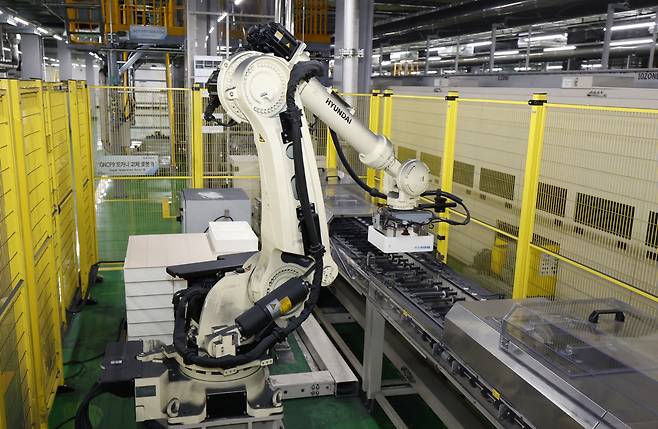 Robot arms pick up a saggar at Posco Future M's cathode plant in Gwangyang, South Jeolla Province. (Posco Future M)
