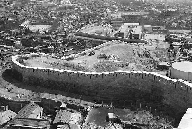 성북지구 성곽길 복원직후 모습(1978년 3월 31일 촬영). 성곽에 붙어있는 학교는 보성고(현 서울과학고)다. 서울도성은 2000년대 이후 복원된 것으로 알려져 있지만 사실 ‘서울 요새화 계획’의 일환으로 1975년부터 1980년까지 많은 부분 보수됐다. [서울역사박물관]