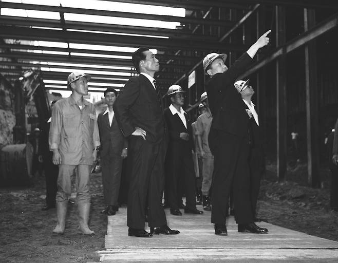 1971년 10월 박정희 대통령(가운데)과 양택식 서울시장이 지하철 공사현장을 시찰하고 있다. [서울역사아카이브]