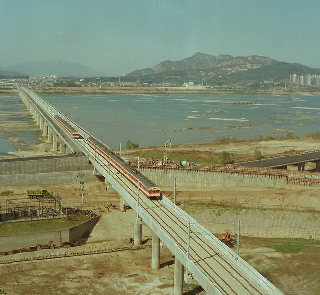 1980년 10월 시운전중인 지하철 2호선 열차가 잠실철교를 지나고 있다. [서울역사아카이브]