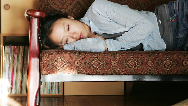 목사조차 그녀가 범인을 면회한다는 계획에 의구심을 표한다. 그건 단순 ‘신앙’으로 다다를 수 없는 영역이라고 봤기 때문이다. [사진 제공=시네마서비스]