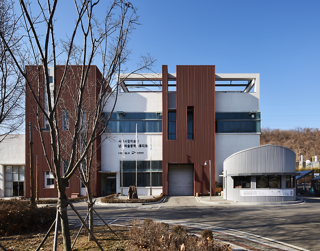 서울 마포구 상암동의 서울시립 난지미술창작스튜디오 전경. 지난 18년간 예술가들의 산실 역할을 했지만, 서울시가 이 일대에 광역자원회수시설(쓰레기 소각장)을 짓기로 하면서 내년 1월을 마지막으로 문을 닫게 됐다. 서울시립미술관