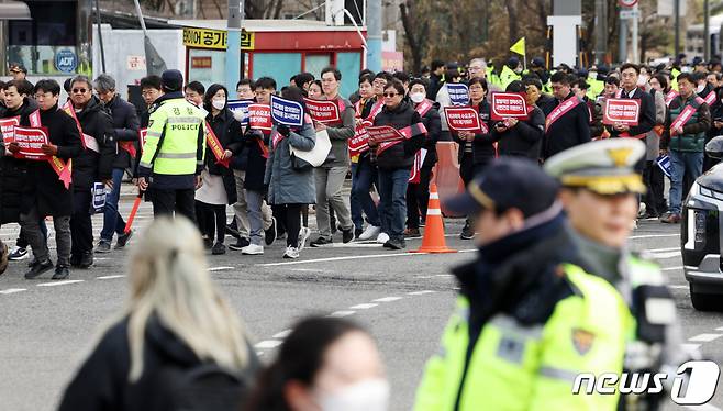 정부의 의과대학 입학 정원 확대 정책에 반대하는 대한의사협회(의협) 산하 전국 16개 시·도 의사 200여명이 25일 오후 서울 용산구 의협회관에서 용산 대통령실을 향해 행진하고 있다./사진=뉴스1