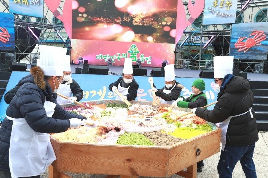 울진대게와 붉은대게 축제 시그니처 프로그램인 초대형게장 비빔밥 만들기를 하고 있다.(울진군 제공)