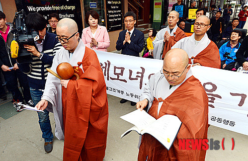 【서울=뉴시스】강진형 기자 = 15일 오후 서울 종로구 견지동 조계사에서 빈곤사회연대 관계자 및 정당 관계자들이 참석한 가운데 조계사 스님들이 송파 세모녀 49재 추모식을 진행 하고 있다. 2014.04.15. marrymero@newsis.com