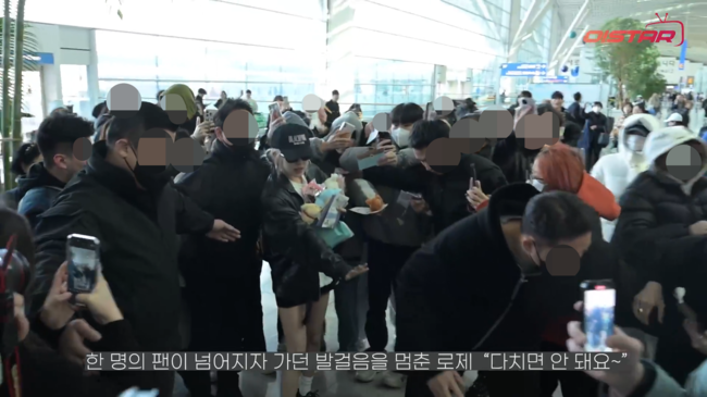 [OSEN=인천공항, 박준형 기자] 블랙핑크(BLACKPINK) 로제가 25일 오전 해외 일정 차 인천국제공항을 통해 프랑스 파리로 출국했다.  블랙핑크 로제가 출국장으로 향하고 있다. 2024.02.25  2024.02.25  / soul1014@osen.co.kr