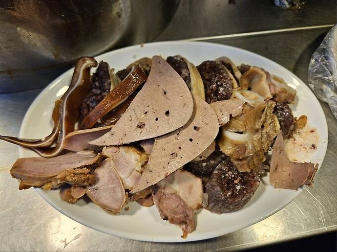 지난 17일 서울 종로구 광장시장에서 순대 1인분을 주문하니 나온 1만원짜리 ‘모둠’&nbsp;순대.