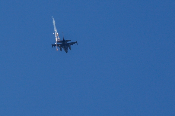 이스라엘 공군이 운용하는 F-16 전투기 - 이스라엘과 팔레스타인 무장정파 하마스 간 분쟁이 계속되는 가운데 2024년 2월 24일(현지시간) 이스라엘에서 본 이스라엘 공군 F-16 전투기가 가자지구 국경 부근 하늘에서 플레어를 발사하고 있다. / 사진=로이터 연합뉴스