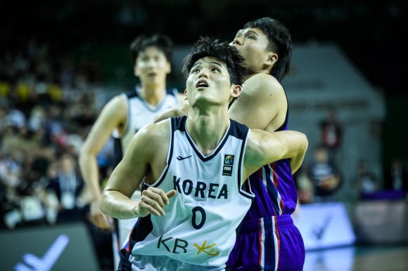 한국 남자농구 국가대표 하윤기가 25일 원주종합체육관에서 열린 2025 국제농구연맹(FIBA) 아시아컵 예선 A조 2차전에서 태국과의 경기에서 박스아웃하고 있다. 대한농구협회 제공