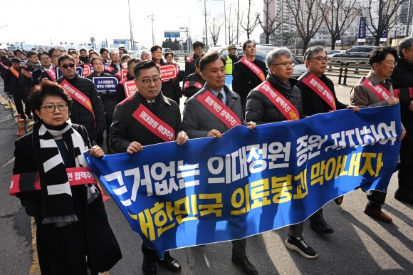 정부의 의과대학 입학 정원 확대 정책에 반대하는 대한의사협회(의협) 산하 전국 16개 시·도 의사들이 25일 서울 용산구 의협회관에서 용산 대통령실을 향해 행진하고 있다. 2024.2.25 홍윤기 기자