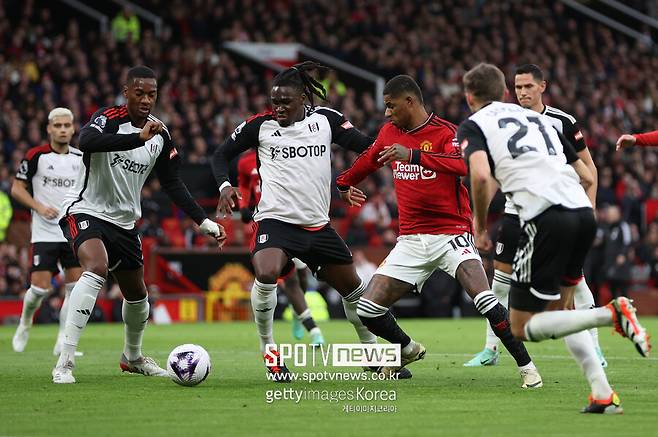 ▲ 맨체스터 유나이티드는 공격과 수비에 공백이 생긴 상황이었다. 홈에서 풀럼을 만났지만 만만하지 않았다. 풀럼은 초반부터 맨체스터 유나이티드를 압박했다. 꽤 조직적인 후방 빌드업으로 맨체스터 유나이티드 밸런스를 흔들었고 이워비 등이 빈 공간을 절묘하게 파고 들며 맨체스터 유나이티드 간담을 서늘하게 했다