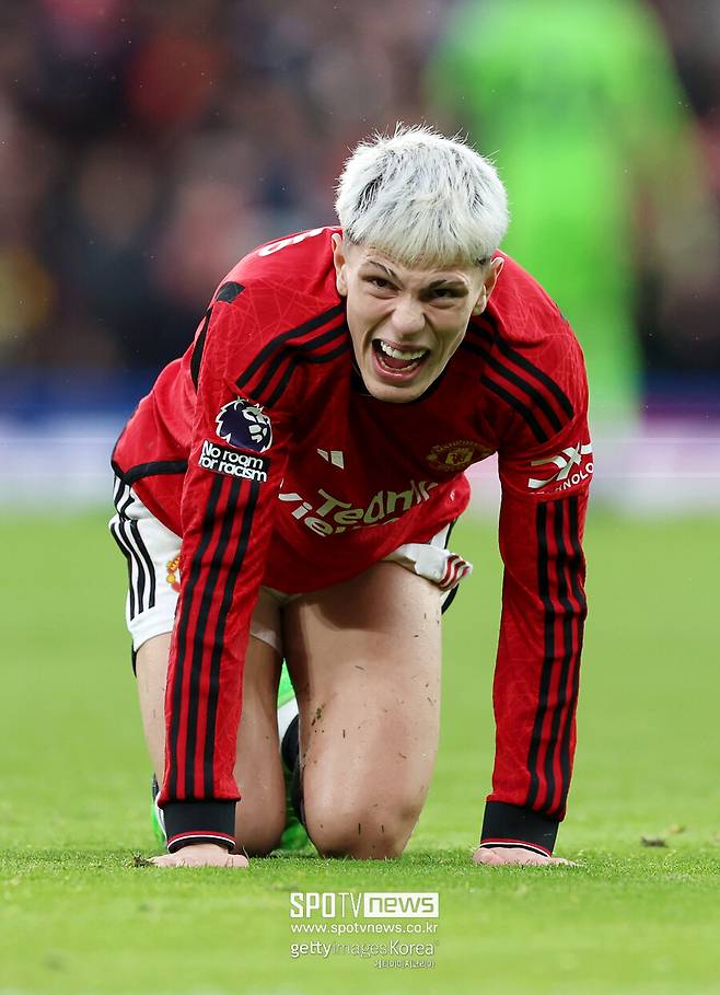 ▲ 맨체스터 유나이티드는 공격과 수비에 공백이 생긴 상황이었다. 홈에서 풀럼을 만났지만 만만하지 않았다. 풀럼은 초반부터 맨체스터 유나이티드를 압박했다. 꽤 조직적인 후방 빌드업으로 맨체스터 유나이티드 밸런스를 흔들었고 이워비 등이 빈 공간을 절묘하게 파고 들며 맨체스터 유나이티드 간담을 서늘하게 했다